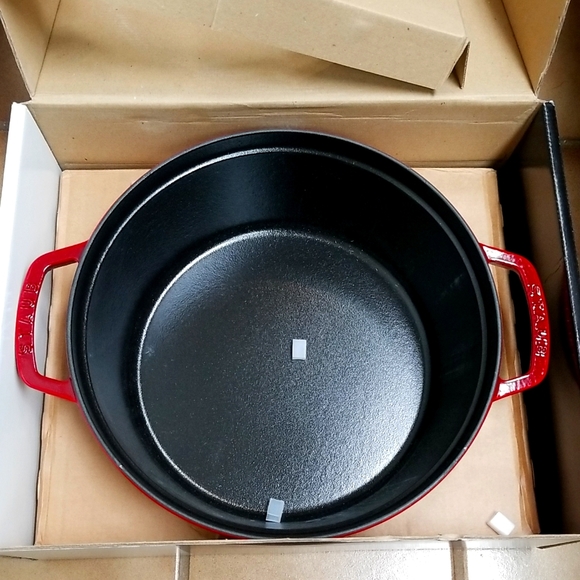 STAUB CAST IRON 7QT-11" ROUND COCOTTE - CHERRY 28CM (BIG SIZE) 7qt - Picture 6 of 12